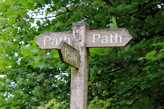 Señal indicando Path en tres direcciones distintas