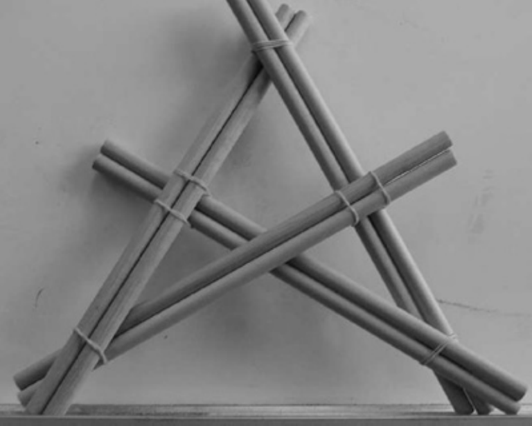 Ocho cilindros infinitos que parecen tocarse mutuamente. Los cilindros aparecen atados de dos en dos. Con tres de estos pares se forma un triángulo. Los otros dos pares son alturas de ese triángulo.