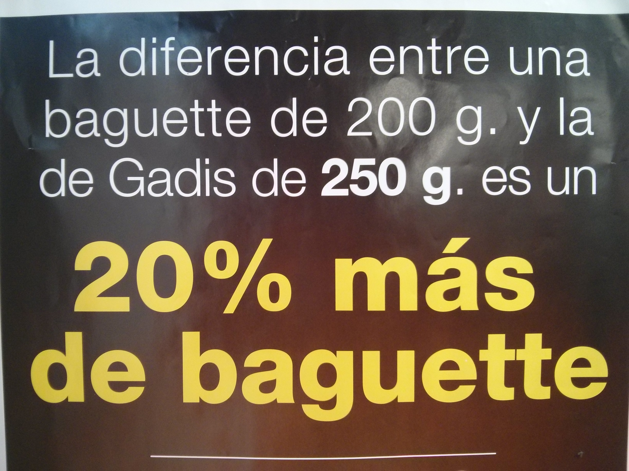 Cartel que dice: "La diferencia entre una baguette de 200 g. y la de Gadis de 250 g. es un 20% más de baguette".