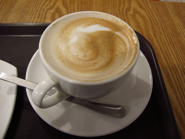 Taza de café en cuya superficie se observan puntos y rastros de haber removido.
